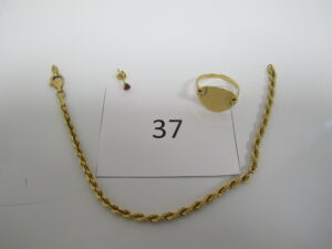 1 Bague en or avec plaque mobile(TD53),1bracelet en or maille corde brisé,1 puced'oreille avec petite pierre rouge. PB5,58g..