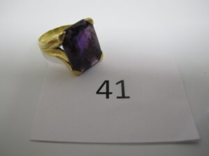 1 Bague en or rehaussée d'une pierre de couleur violette sur griffe(TD61). PB 10 g.