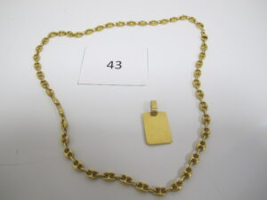 1 Collier en or maille grains de café (L50cm),1 pendentif en or plaque gravée "NG".PB 27,2g.