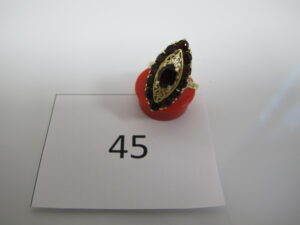 1 Bague en or forme marquise pavée de pierres bordeaux(TD53).PB 4,45g.