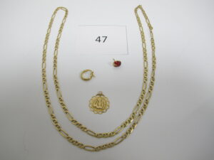 1 Collier en or maille forçat sans fermoir(L72cm),1 médaille en or avec motif,1 créole or,1 boucle en or fantaisie manque accroche.PB 17,56g.