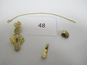 1 Bracelet en or maille plate(L14cm),1 pendant en or articulé orné de pierres ,1 pendentif en or dent cassée,1 bris d'or.PB 14,55g.
