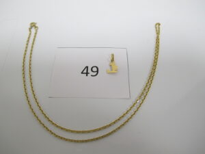 1 Chaine en or maille fantaisie(L45cm),1pendentif en or à décor d'une lettre"L".PB 5,29g.