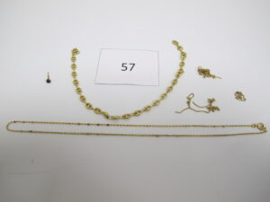 1 Chaine en maille fantaisie(L40cm),1 bracelet en or maille grain de café brisé et usagé,3 bris d'or,1 boucle en or avec pierre manque accroche.PB 11g.