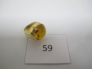 1 Bague en or ornée d'une grosse pierre de couleur ambre(TD59).PB 17,33g.