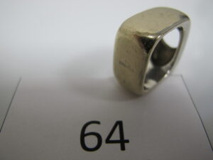 1 Bague en or gris de forme carrée chaton central vide(TD52),porte une inscription DINH VAN.PB 24,21g.