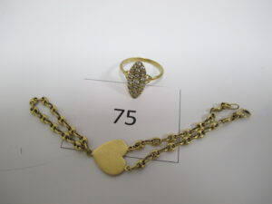 1 Bracelet en or maille grains de café avec motif coeur(L13cm), 1 bague en or modèle marquise pavée de pierres blanches(TD54).PB 13,71g.