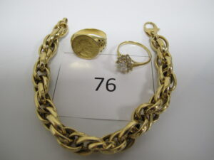 1 Bracelet en or maille jazeron(L20,5cm)1 bague en or décorée d'une médaille (TD58), 1 bague en or ornée de pierres blanches(TD58).PB 18,5g.