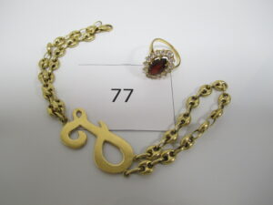 1 Bague en or rehaussée de pierres blanches et bordeau(TD57),1 bracelet en or décoré de l'initiale J maille grains de café(L19cm).PB 25,4g.