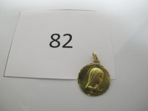 1 Médaille en or de la vierge usagée et gravée"Célia".PB 1,70 g.