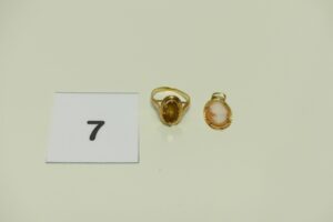 1 Pendentif en or serti d'un camée et 1 bague en or serti d'une pierre ambrée (Td 54). PB 4,9g