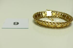 1 Bracelet souple en or maille fantaisie (avec chaînette de sécurité cassée, L19cm). PB 36,2g