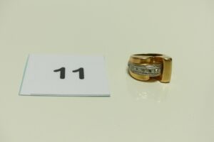 1 Bague tank en or bicolore ornée de petits diamants taille rose (Td 50). PB 9g