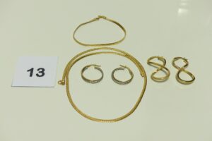 1 Bracelet en alliage 9K maille anglaise (L17cm), 1 collier en alliage 9K maille anglaise (L40cm) et 4 boucles en alliage 9K (2 créoles bicolores à 2 anneaux dont 1 cassé)(2 en forme de 8). PB 7,1g