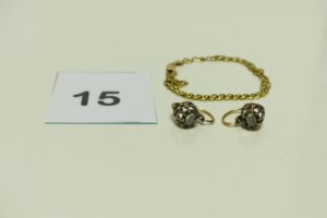 1 Bracelet en or cassé et 2 boucles en or ornées d'un petit diamant taille rose. PB 5,7g