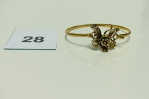 1 Bracelet en or rigide et ouvrant motif central à décor floral (Diamètre 5/6cm). PB 11,9g
