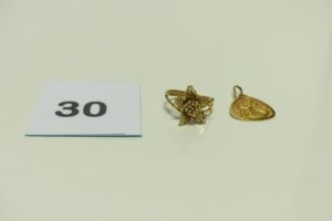 1 Médaille religieuse en or et 1 bague en or à décor floral (Td 52). PB 4,8g