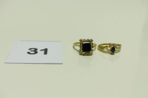 2 Bagues en or (1 carrée ornée d'une pierre bleue entourage pierres blanches, Td 57)(1 bicolore ornée d'une pierre bleue et de petits diamants, Td 57). PB 7,4g