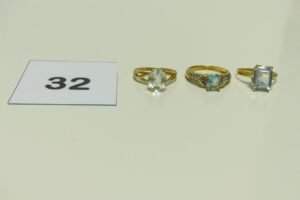 3 Bagues en or (1 ornée d'une pierre blanche, Td 52)(1 ornée d'une pierre bleue et de petites pierres blanches, Td 52)(1 ornée d'une pierre bleue, Td 52). PB 7,3g