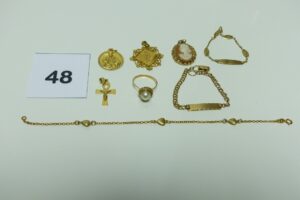 2 Médailles en or (1 de la Vierge)(1 religieuse), 1 pendentif monture ouvragé en or serti d'un camée, 1 Christ sur croix en or, 1 bague en or réhaussée d'une perle (Td 52) et 3 bracelets en or (1 gourmette identité vierge ornée de 4 motifs filigranés cassée)(1 gourmette identité gravée, L14cm)(1 orné de 4 petits coeurs, L18cm). PB 19,5g