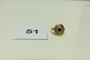 1 Bague en or bicolore ornée d'une pierre bleue et de petits diamants (Td 56). PB 3,8g