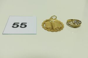 1 Pendentif Coran en or et 1 bague en or ornée de 3 petites pierres. PB 6,8g