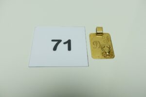 1 Pendentif plaque en or signe du Cancer gravée "DF" (Hauteur 3cm). PB 5,6g