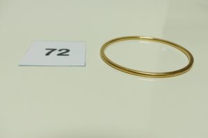 1 Bracelet jonc plat sur les bords en or (Diamètre 6cm). PB 19,4g