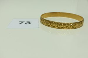 1 Bracelet en or rigide à décor floral (Diamètre 6cm). PB 29,4g