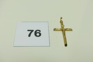 1 Christ sur croix en or (Hauteur 4,5cm). PB 4g