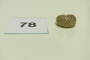 1 Bague en or ornée d'un pavage de petits diamants (Td 53). PB 7,7g