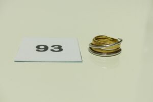 1 Bague en or motif central à décor d'anneaux bicolores (1 déssoudé, Td51). PB 6,7g
