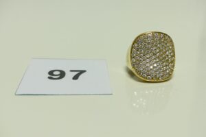 1 Bague en or motif central orné d'un pavage de pierres (Td 56). PB 19,3g