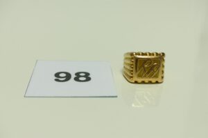 1 Chevalière en or initiales gravées (soudure). PB 15,7g