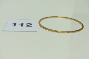 1 Bracelet jonc en or ouvragé plat sur les côtés (Diamètre 6,5cm). PB 12g