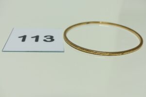 1 Bracelet jonc en or ouvragé plat sur les côtés (Diamètre 6,5cm). PB 12g