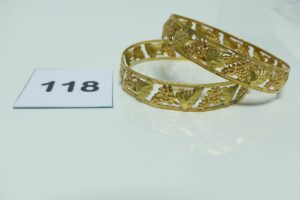 2 Bracelets en or à décor de grappes de raisins (abimés, Diamètre 6,5cm). PB 18,8g