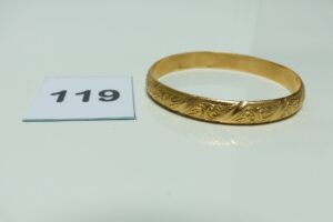 1 Bracelet en or rigide et ouvragé (Diamètre 6,5cm). PB 15,3g