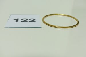 1 Bracelet jonc en or pour enfant (Diamètre 4,5cm). PB 6,8g