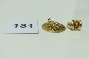 1 Pendentif rond en or orné de petites perles et 1 bague tank en or ornée de 2 petites pierres (Td 53). PB 9,1g