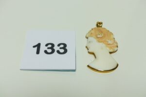 1 Pendentif camée serti sur monture pleine au dos en or (fragile). PB 17,6g