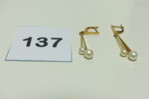 2 Pendants en or ornés de 2 perles en pampille. PB 4,3g