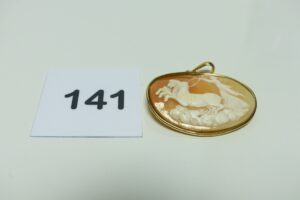 1 Pendentif en or serti d'un camée. PB 14,6g
