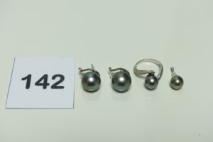 2 Boucles en or ornées d'une perle grise (fermoir à tige à clips), 1 bague en or ornée d'une perle grise et d'un rang de petits diamants (Td 51) et 1 pendentif en or ornée d'une perle grise et de 2 petits diamants. PB 15,3g