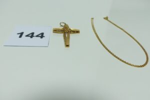 1 Croix en or (chaton central vide, Hauteur 4,5cm) et 1 chaîne en or maille forçat (L46cm). PB 7,3g