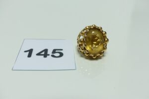 1 Grosse bague en or sertie d'une pierre ambrée (Td51). PB 9,9g