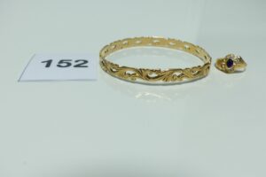1 Bague en or ornée de pierres (2 chatons vides, Td 53) et 1 bracelet en or à décor floral, Diamètre 7cm). PB 23,3g