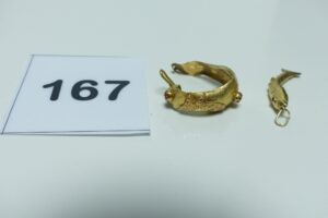 1 Boucle en or ornée d'une petite pierre (cassée) et 1 pendentif poisson en or. PB 5g