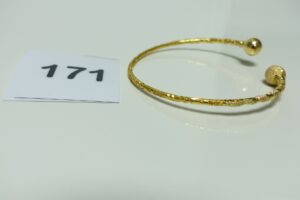 1 Bracelet ouvert en or rigide et ouvragé (Diamètre 6,5/7cm). PB 14,8g