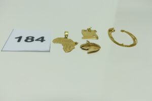 3 Pendentifs en or (1 à décor de la carte de Djibouti)(1 plaque gravée)(1 monture filigranée, petite soudure bas titre, ornée d'une dent de requin) et 1 chaîne fine en or (L40cm). PB 6,6g
